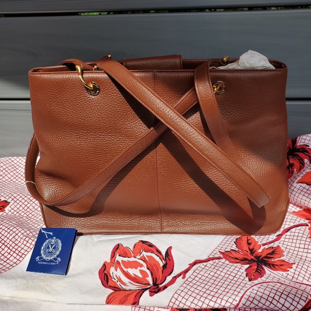NWT Medallion leather purse by Walthne